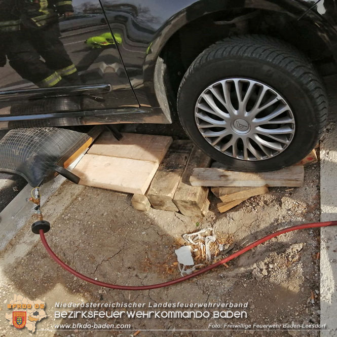 20230317 Fahrzeugbergung Billa Plus Parkplatz Baden Dammgasse Foto: Freiwillige Feuerwehr Baden-Leesdorf / Florian Hofmann 20230317 Fahrzeugbergung Billa Plus Parkplatz Baden Dammgasse Foto: Freiwillige Feuerwehr Baden-Leesdorf / Florian Hofmann