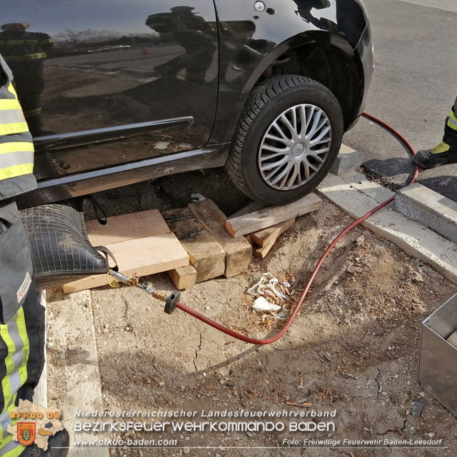 20230317 Fahrzeugbergung Billa Plus Parkplatz Baden Dammgasse  Foto: Freiwillige Feuerwehr Baden-Leesdorf / Florian Hofmann
