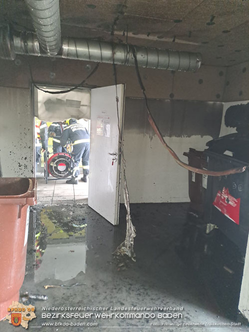 20230407 Brand im Müllraum eines Mehrparteienwohnhaus in Traiskirchen  Foto: Freiwillige Feuerwehr Traiskirchen-Stadt