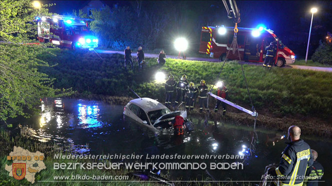20230421 Feuerwehr rettet Lenkerin aus Pkw im Wiener Neustaedter Kanal in Kottingbrunn Foto: Stefan Schneider BFKDO BADEN 20230421 Feuerwehr rettet Lenkerin aus Pkw im Wiener Neustaedter Kanal in Kottingbrunn Foto: Stefan Schneider BFKDO BADEN