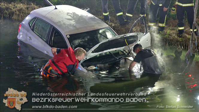 20230421 Feuerwehr rettet Lenkerin aus Pkw im Wiener Neustaedter Kanal in Kottingbrunn Foto: Stefan Schneider BFKDO BADEN 20230421 Feuerwehr rettet Lenkerin aus Pkw im Wiener Neustaedter Kanal in Kottingbrunn Foto: Stefan Schneider BFKDO BADEN