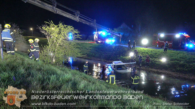 20230421 Feuerwehr rettet Lenkerin aus Pkw im Wiener Neustaedter Kanal in Kottingbrunn Foto: Stefan Schneider BFKDO BADEN 20230421 Feuerwehr rettet Lenkerin aus Pkw im Wiener Neustaedter Kanal in Kottingbrunn Foto: Stefan Schneider BFKDO BADEN