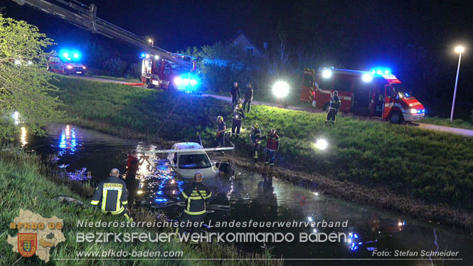 20230421 Feuerwehr rettet Lenkerin aus Pkw im Wiener Neustaedter Kanal in Kottingbrunn Foto: Stefan Schneider BFKDO BADEN 20230421 Feuerwehr rettet Lenkerin aus Pkw im Wiener Neustaedter Kanal in Kottingbrunn Foto: Stefan Schneider BFKDO BADEN
