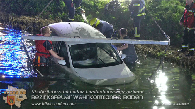 20230421 Feuerwehr rettet Lenkerin aus Pkw im Wiener Neustaedter Kanal in Kottingbrunn Foto: Stefan Schneider BFKDO BADEN 20230421 Feuerwehr rettet Lenkerin aus Pkw im Wiener Neustaedter Kanal in Kottingbrunn Foto: Stefan Schneider BFKDO BADEN