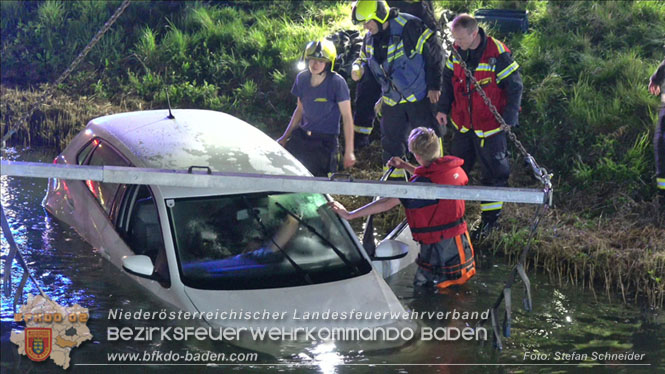 20230421 Feuerwehr rettet Lenkerin aus Pkw im Wiener Neustaedter Kanal in Kottingbrunn Foto: Stefan Schneider BFKDO BADEN 20230421 Feuerwehr rettet Lenkerin aus Pkw im Wiener Neustaedter Kanal in Kottingbrunn Foto: Stefan Schneider BFKDO BADEN
