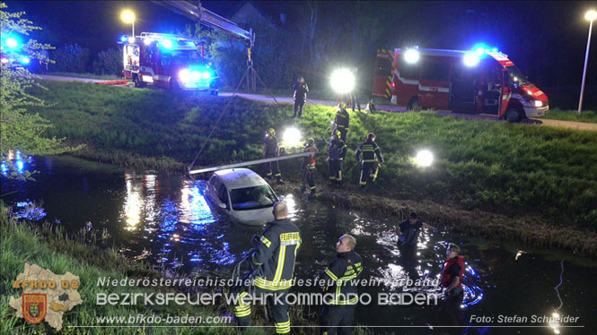 20230421 Feuerwehr rettet Lenkerin aus Pkw im Wiener Neustaedter Kanal in Kottingbrunn Foto: Stefan Schneider BFKDO BADEN 20230421 Feuerwehr rettet Lenkerin aus Pkw im Wiener Neustaedter Kanal in Kottingbrunn Foto: Stefan Schneider BFKDO BADEN
