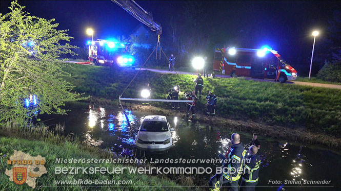 20230421 Feuerwehr rettet Lenkerin aus Pkw im Wiener Neustaedter Kanal in Kottingbrunn Foto: Stefan Schneider BFKDO BADEN 20230421 Feuerwehr rettet Lenkerin aus Pkw im Wiener Neustaedter Kanal in Kottingbrunn Foto: Stefan Schneider BFKDO BADEN