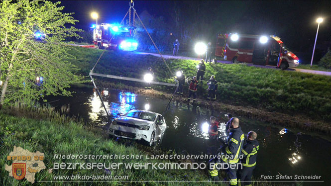 20230421 Feuerwehr rettet Lenkerin aus Pkw im Wiener Neustaedter Kanal in Kottingbrunn Foto: Stefan Schneider BFKDO BADEN 20230421 Feuerwehr rettet Lenkerin aus Pkw im Wiener Neustaedter Kanal in Kottingbrunn Foto: Stefan Schneider BFKDO BADEN