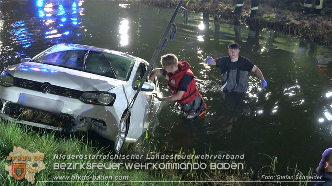 20230421 Feuerwehr rettet Lenkerin aus Pkw im Wiener Neustaedter Kanal in Kottingbrunn Foto: Stefan Schneider BFKDO BADEN 20230421 Feuerwehr rettet Lenkerin aus Pkw im Wiener Neustaedter Kanal in Kottingbrunn Foto: Stefan Schneider BFKDO BADEN