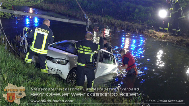 20230421 Feuerwehr rettet Lenkerin aus Pkw im Wiener Neustaedter Kanal in Kottingbrunn Foto: Stefan Schneider BFKDO BADEN 20230421 Feuerwehr rettet Lenkerin aus Pkw im Wiener Neustaedter Kanal in Kottingbrunn Foto: Stefan Schneider BFKDO BADEN