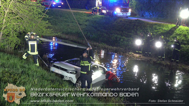 20230421 Feuerwehr rettet Lenkerin aus Pkw im Wiener Neustaedter Kanal in Kottingbrunn Foto: Stefan Schneider BFKDO BADEN 20230421 Feuerwehr rettet Lenkerin aus Pkw im Wiener Neustaedter Kanal in Kottingbrunn Foto: Stefan Schneider BFKDO BADEN