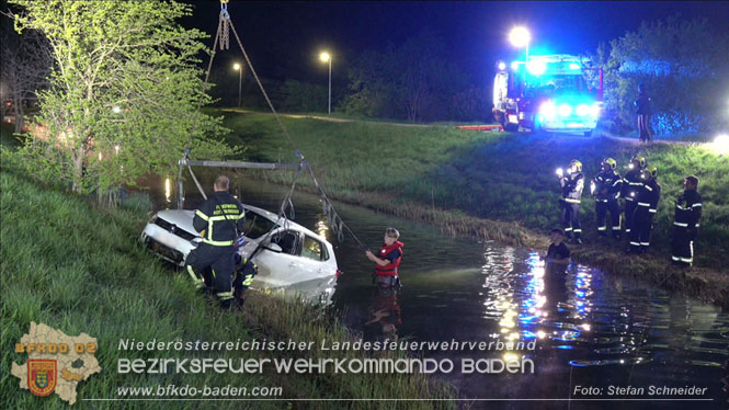 20230421 Feuerwehr rettet Lenkerin aus Pkw im Wiener Neustaedter Kanal in Kottingbrunn Foto: Stefan Schneider BFKDO BADEN 20230421 Feuerwehr rettet Lenkerin aus Pkw im Wiener Neustaedter Kanal in Kottingbrunn Foto: Stefan Schneider BFKDO BADEN