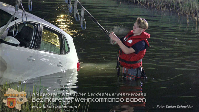20230421 Feuerwehr rettet Lenkerin aus Pkw im Wiener Neustaedter Kanal in Kottingbrunn Foto: Stefan Schneider BFKDO BADEN 20230421 Feuerwehr rettet Lenkerin aus Pkw im Wiener Neustaedter Kanal in Kottingbrunn Foto: Stefan Schneider BFKDO BADEN