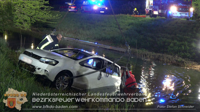 20230421 Feuerwehr rettet Lenkerin aus Pkw im Wiener Neustaedter Kanal in Kottingbrunn Foto: Stefan Schneider BFKDO BADEN 20230421 Feuerwehr rettet Lenkerin aus Pkw im Wiener Neustaedter Kanal in Kottingbrunn Foto: Stefan Schneider BFKDO BADEN
