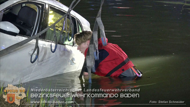20230421 Feuerwehr rettet Lenkerin aus Pkw im Wiener Neustaedter Kanal in Kottingbrunn Foto: Stefan Schneider BFKDO BADEN 20230421 Feuerwehr rettet Lenkerin aus Pkw im Wiener Neustaedter Kanal in Kottingbrunn Foto: Stefan Schneider BFKDO BADEN