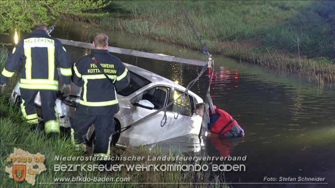20230421 Feuerwehr rettet Lenkerin aus Pkw im Wiener Neustaedter Kanal in Kottingbrunn Foto: Stefan Schneider BFKDO BADEN 20230421 Feuerwehr rettet Lenkerin aus Pkw im Wiener Neustaedter Kanal in Kottingbrunn Foto: Stefan Schneider BFKDO BADEN