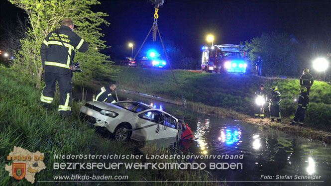 20230421 Feuerwehr rettet Lenkerin aus Pkw im Wiener Neustaedter Kanal in Kottingbrunn Foto: Stefan Schneider BFKDO BADEN 20230421 Feuerwehr rettet Lenkerin aus Pkw im Wiener Neustaedter Kanal in Kottingbrunn Foto: Stefan Schneider BFKDO BADEN