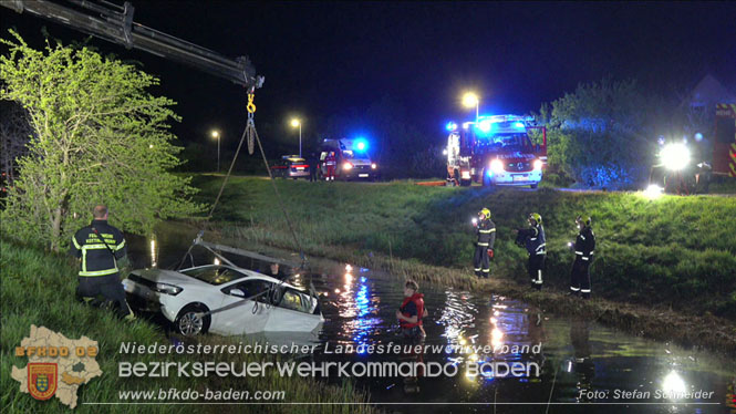 20230421 Feuerwehr rettet Lenkerin aus Pkw im Wiener Neustaedter Kanal in Kottingbrunn Foto: Stefan Schneider BFKDO BADEN 20230421 Feuerwehr rettet Lenkerin aus Pkw im Wiener Neustaedter Kanal in Kottingbrunn Foto: Stefan Schneider BFKDO BADEN