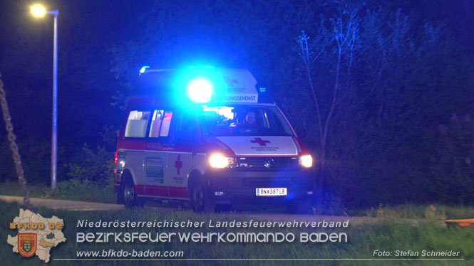 20230421 Feuerwehr rettet Lenkerin aus Pkw im Wiener Neustaedter Kanal in Kottingbrunn Foto: Stefan Schneider BFKDO BADEN 20230421 Feuerwehr rettet Lenkerin aus Pkw im Wiener Neustaedter Kanal in Kottingbrunn Foto: Stefan Schneider BFKDO BADEN