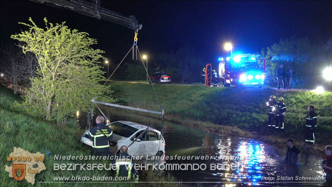 20230421 Feuerwehr rettet Lenkerin aus Pkw im Wiener Neustaedter Kanal in Kottingbrunn Foto: Stefan Schneider BFKDO BADEN 20230421 Feuerwehr rettet Lenkerin aus Pkw im Wiener Neustaedter Kanal in Kottingbrunn Foto: Stefan Schneider BFKDO BADEN