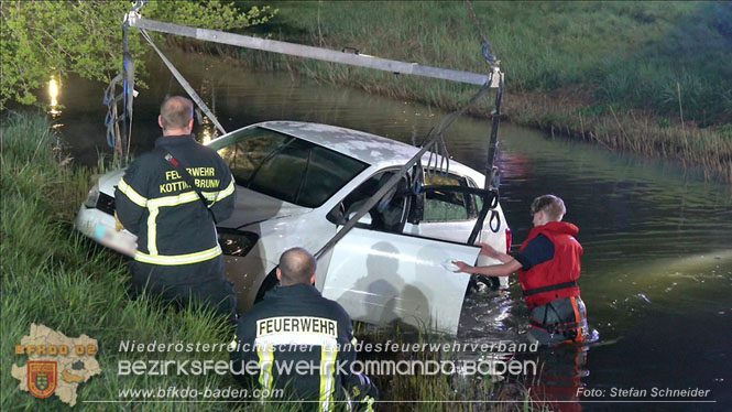 20230421 Feuerwehr rettet Lenkerin aus Pkw im Wiener Neustaedter Kanal in Kottingbrunn Foto: Stefan Schneider BFKDO BADEN 20230421 Feuerwehr rettet Lenkerin aus Pkw im Wiener Neustaedter Kanal in Kottingbrunn Foto: Stefan Schneider BFKDO BADEN