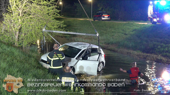 20230421 Feuerwehr rettet Lenkerin aus Pkw im Wiener Neustaedter Kanal in Kottingbrunn Foto: Stefan Schneider BFKDO BADEN 20230421 Feuerwehr rettet Lenkerin aus Pkw im Wiener Neustaedter Kanal in Kottingbrunn Foto: Stefan Schneider BFKDO BADEN