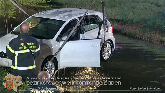 20230421 Feuerwehr rettet Lenkerin aus Pkw im Wiener Neustaedter Kanal in Kottingbrunn Foto: Stefan Schneider BFKDO BADEN 20230421 Feuerwehr rettet Lenkerin aus Pkw im Wiener Neustaedter Kanal in Kottingbrunn Foto: Stefan Schneider BFKDO BADEN