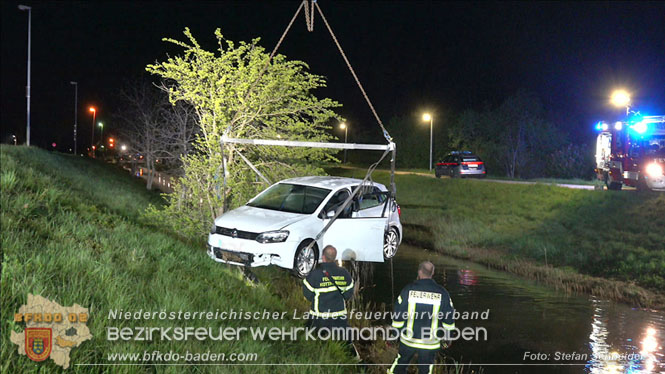 20230421 Feuerwehr rettet Lenkerin aus Pkw im Wiener Neustaedter Kanal in Kottingbrunn Foto: Stefan Schneider BFKDO BADEN 20230421 Feuerwehr rettet Lenkerin aus Pkw im Wiener Neustaedter Kanal in Kottingbrunn Foto: Stefan Schneider BFKDO BADEN