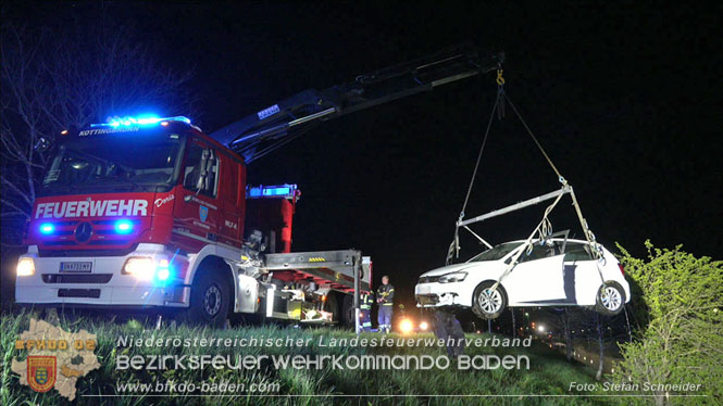 20230421 Feuerwehr rettet Lenkerin aus Pkw im Wiener Neustaedter Kanal in Kottingbrunn Foto: Stefan Schneider BFKDO BADEN 20230421 Feuerwehr rettet Lenkerin aus Pkw im Wiener Neustaedter Kanal in Kottingbrunn Foto: Stefan Schneider BFKDO BADEN