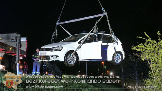 20230421 Feuerwehr rettet Lenkerin aus Pkw im Wiener Neustaedter Kanal in Kottingbrunn Foto: Stefan Schneider BFKDO BADEN 20230421 Feuerwehr rettet Lenkerin aus Pkw im Wiener Neustaedter Kanal in Kottingbrunn Foto: Stefan Schneider BFKDO BADEN