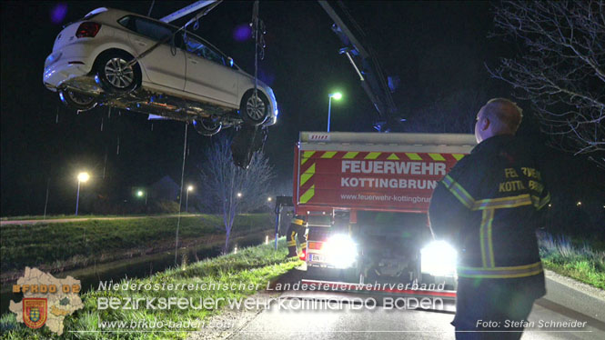 20230421 Feuerwehr rettet Lenkerin aus Pkw im Wiener Neustaedter Kanal in Kottingbrunn Foto: Stefan Schneider BFKDO BADEN 20230421 Feuerwehr rettet Lenkerin aus Pkw im Wiener Neustaedter Kanal in Kottingbrunn Foto: Stefan Schneider BFKDO BADEN
