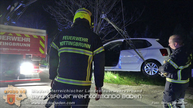 20230421 Feuerwehr rettet Lenkerin aus Pkw im Wiener Neustaedter Kanal in Kottingbrunn Foto: Stefan Schneider BFKDO BADEN 20230421 Feuerwehr rettet Lenkerin aus Pkw im Wiener Neustaedter Kanal in Kottingbrunn Foto: Stefan Schneider BFKDO BADEN