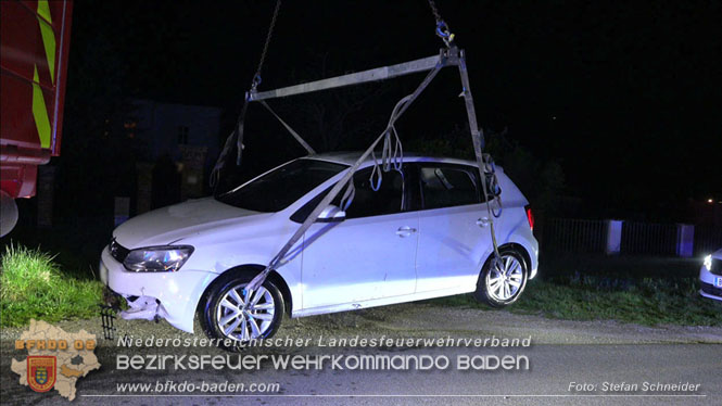 20230421 Feuerwehr rettet Lenkerin aus Pkw im Wiener Neustaedter Kanal in Kottingbrunn Foto: Stefan Schneider BFKDO BADEN 20230421 Feuerwehr rettet Lenkerin aus Pkw im Wiener Neustaedter Kanal in Kottingbrunn Foto: Stefan Schneider BFKDO BADEN