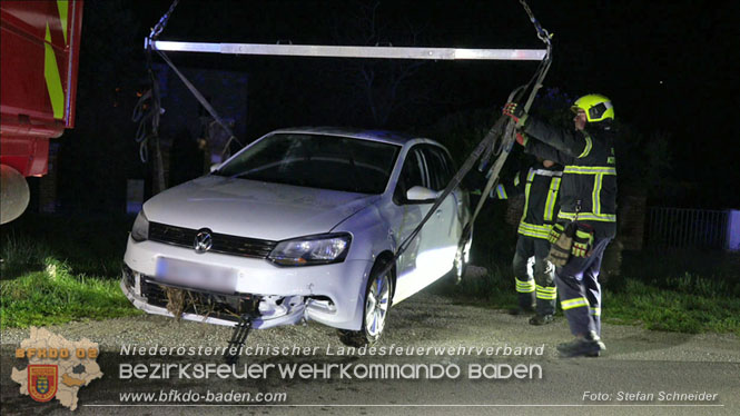 20230421 Feuerwehr rettet Lenkerin aus Pkw im Wiener Neustaedter Kanal in Kottingbrunn   Foto: Stefan Schneider BFKDO BADEN