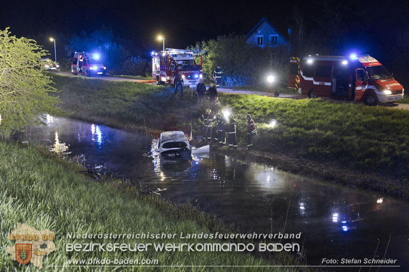 20230421 Feuerwehr rettet Lenkerin aus Pkw im Wiener Neustaedter Kanal in Kottingbrunn Foto: Stefan Schneider BFKDO BADEN 20230421 Feuerwehr rettet Lenkerin aus Pkw im Wiener Neustaedter Kanal in Kottingbrunn Foto: Stefan Schneider BFKDO BADEN