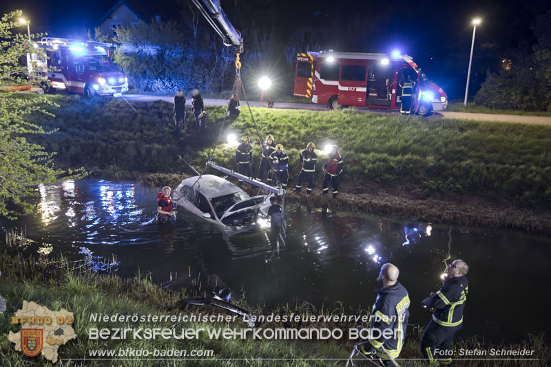 20230421 Feuerwehr rettet Lenkerin aus Pkw im Wiener Neustaedter Kanal in Kottingbrunn Foto: Stefan Schneider BFKDO BADEN 20230421 Feuerwehr rettet Lenkerin aus Pkw im Wiener Neustaedter Kanal in Kottingbrunn Foto: Stefan Schneider BFKDO BADEN