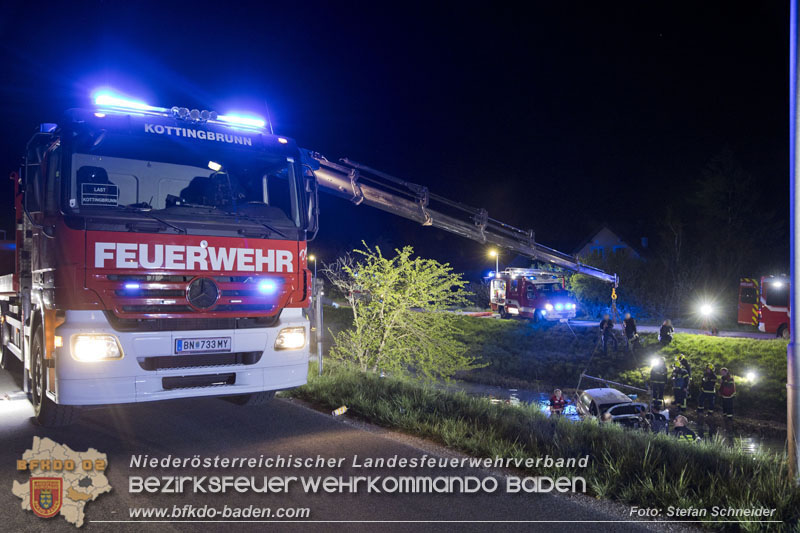 20230421 Feuerwehr rettet Lenkerin aus Pkw im Wiener Neustaedter Kanal in Kottingbrunn Foto: Stefan Schneider BFKDO BADEN 20230421 Feuerwehr rettet Lenkerin aus Pkw im Wiener Neustaedter Kanal in Kottingbrunn Foto: Stefan Schneider BFKDO BADEN