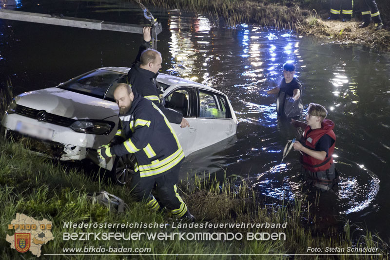 20230421 Feuerwehr rettet Lenkerin aus Pkw im Wiener Neustaedter Kanal in Kottingbrunn Foto: Stefan Schneider BFKDO BADEN 20230421 Feuerwehr rettet Lenkerin aus Pkw im Wiener Neustaedter Kanal in Kottingbrunn Foto: Stefan Schneider BFKDO BADEN