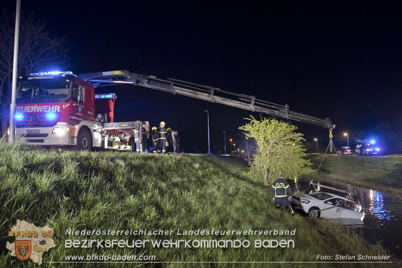 20230421 Feuerwehr rettet Lenkerin aus Pkw im Wiener Neustaedter Kanal in Kottingbrunn Foto: Stefan Schneider BFKDO BADEN 20230421 Feuerwehr rettet Lenkerin aus Pkw im Wiener Neustaedter Kanal in Kottingbrunn Foto: Stefan Schneider BFKDO BADEN