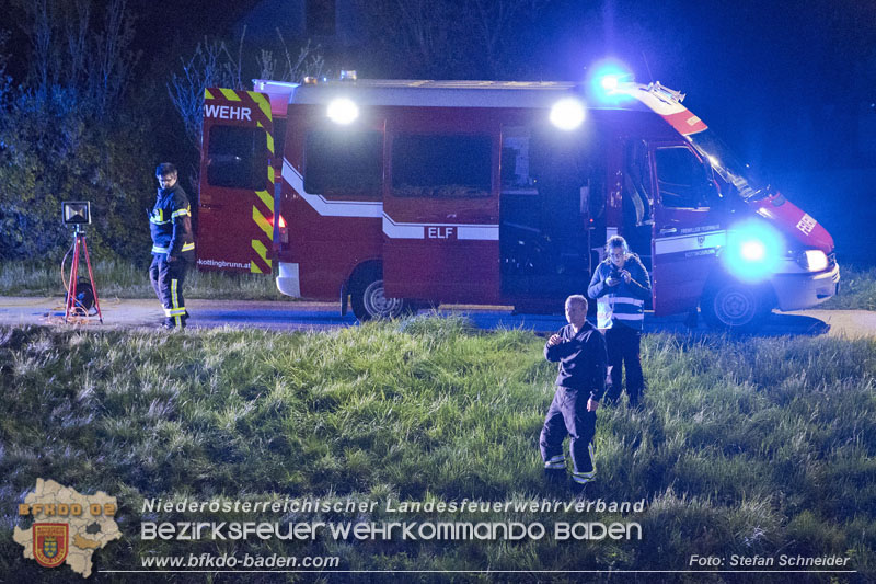 20230421 Feuerwehr rettet Lenkerin aus Pkw im Wiener Neustaedter Kanal in Kottingbrunn Foto: Stefan Schneider BFKDO BADEN 20230421 Feuerwehr rettet Lenkerin aus Pkw im Wiener Neustaedter Kanal in Kottingbrunn Foto: Stefan Schneider BFKDO BADEN