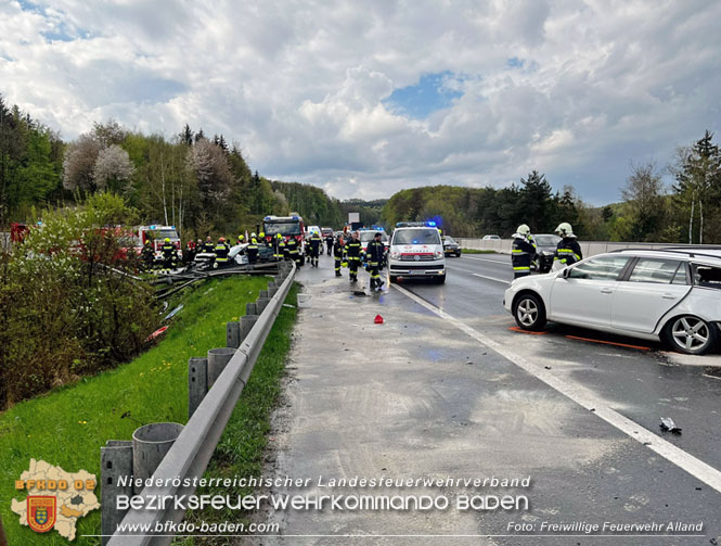 20230429 Menschenrettung nach Verkehrsunfall auf der A21  Foto: Freiwillige Feuerwehr Alland