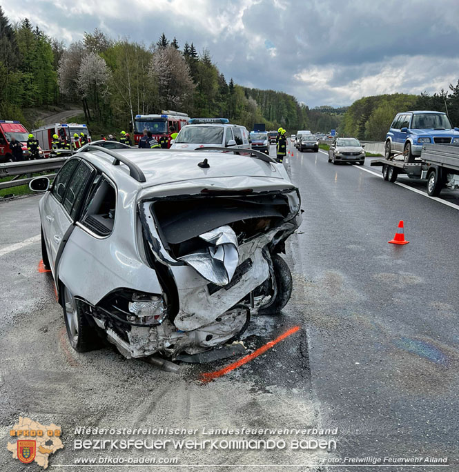 20230429 Menschenrettung nach Verkehrsunfall auf der A21  Foto: Freiwillige Feuerwehr Alland