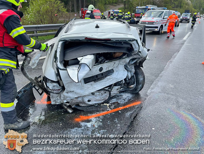 20230429 Menschenrettung nach Verkehrsunfall auf der A21  Foto: Freiwillige Feuerwehr Alland