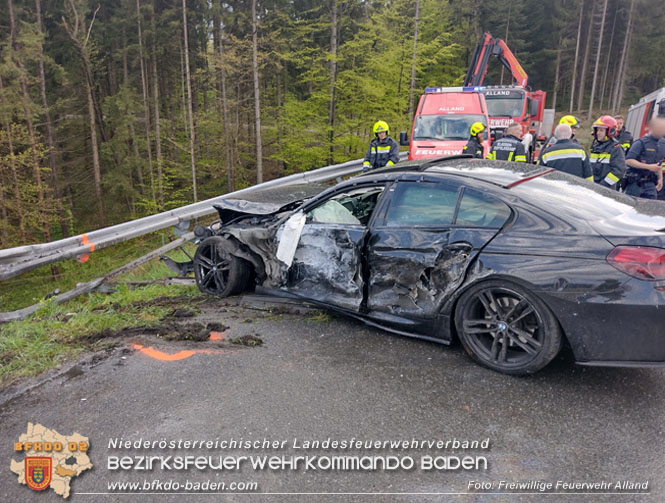 20230429 Menschenrettung nach Verkehrsunfall auf der A21  Foto: Freiwillige Feuerwehr Alland