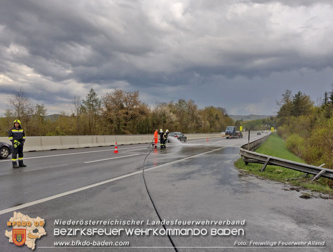 20230429 Menschenrettung nach Verkehrsunfall auf der A21  Foto: Freiwillige Feuerwehr Alland