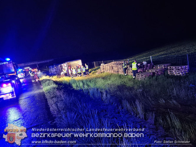 20230502 Lkw Unfall auf der A2 bei Traiskirchen Foto: Stefan Schneider BFKDO BADEN 20230502 Lkw Unfall auf der A2 bei Traiskirchen Foto: Stefan Schneider BFKDO BADEN