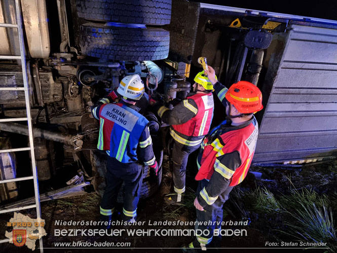 20230502 Lkw Unfall auf der A2 bei Traiskirchen Foto: Stefan Schneider BFKDO BADEN 20230502 Lkw Unfall auf der A2 bei Traiskirchen Foto: Stefan Schneider BFKDO BADEN