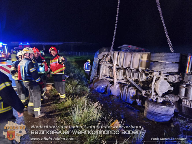 20230502 Lkw Unfall auf der A2 bei Traiskirchen Foto: Stefan Schneider BFKDO BADEN 20230502 Lkw Unfall auf der A2 bei Traiskirchen Foto: Stefan Schneider BFKDO BADEN
