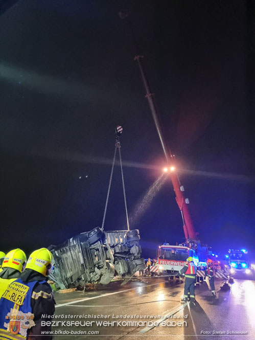 20230502 Lkw Unfall auf der A2 bei Traiskirchen Foto: Stefan Schneider BFKDO BADEN 20230502 Lkw Unfall auf der A2 bei Traiskirchen Foto: Stefan Schneider BFKDO BADEN
