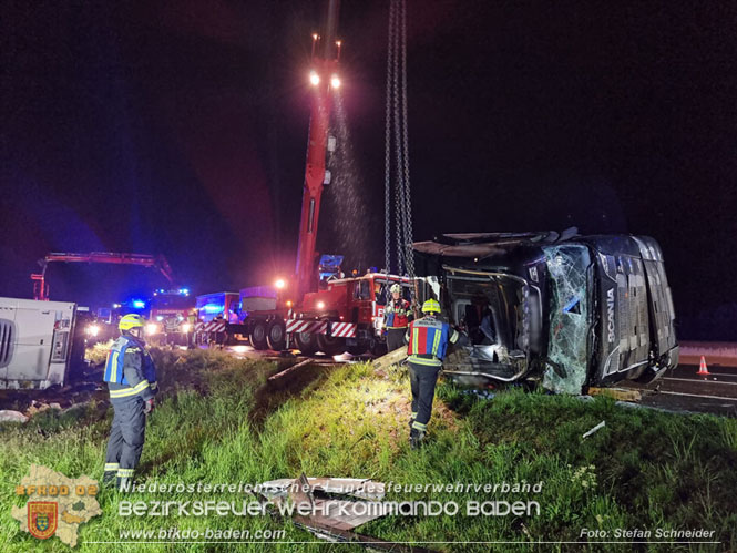 20230502 Lkw Unfall auf der A2 bei Traiskirchen Foto: Stefan Schneider BFKDO BADEN 20230502 Lkw Unfall auf der A2 bei Traiskirchen Foto: Stefan Schneider BFKDO BADEN